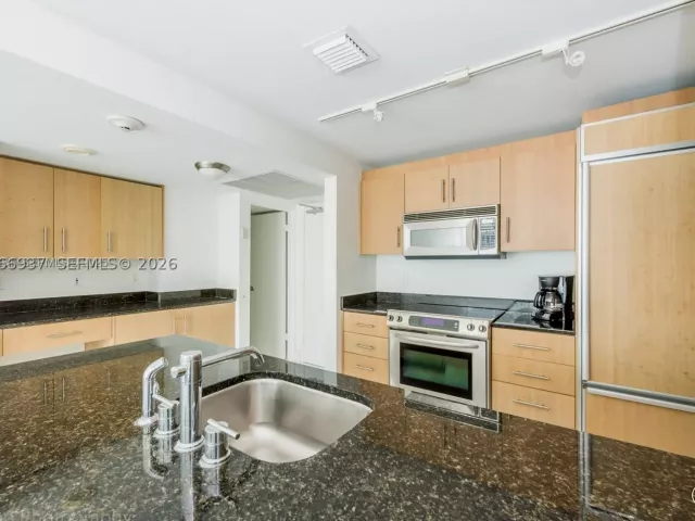 1-bedroom condo for rent in Bal Harbour - 10275 Collins Ave 416 - MondialRealty