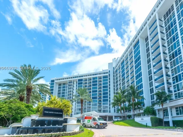 1-bedroom condo for rent in Bal Harbour - 10275 Collins Ave 416 - MondialRealty