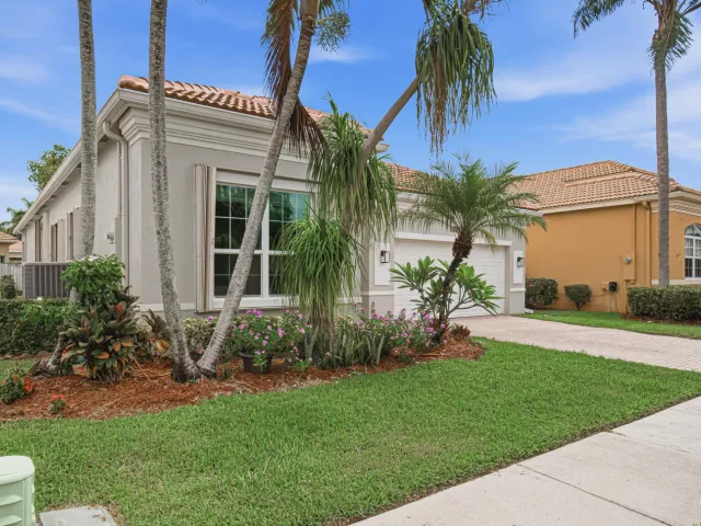 3-bedroom home for sale in Delray Beach - 7272 Demedici Circle - MondialRealty