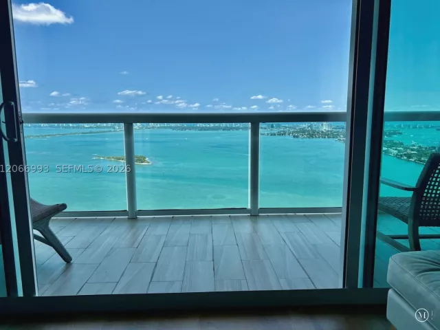 2-bedroom condo for rent in Miami - 1800 N Bayshore Dr 4209 - MondialRealty