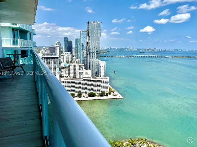 2-bedroom condo for rent in Miami - 1800 N Bayshore Dr 4209 - MondialRealty