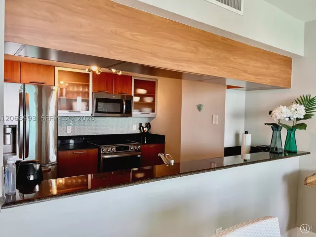 2-bedroom condo for rent in Miami - 1800 N Bayshore Dr 4209 - MondialRealty