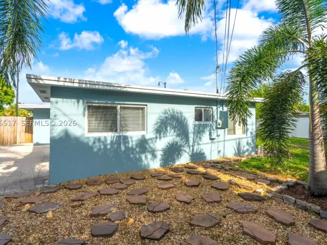 4-bedroom home for sale in Pompano Beach - 2721 NE 8th Ave - MondialRealty