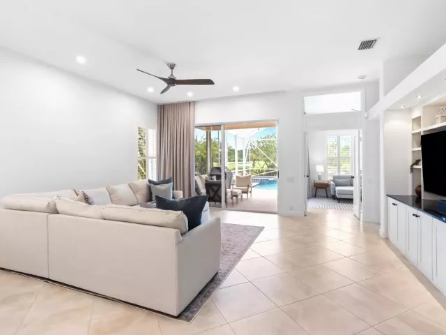 3-bedroom home for sale in West Palm Beach - 8170 Bob-O-Link Drive - MondialRealty