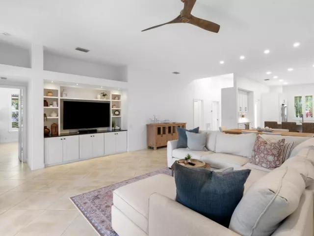 3-bedroom home for sale in West Palm Beach - 8170 Bob-O-Link Drive - MondialRealty