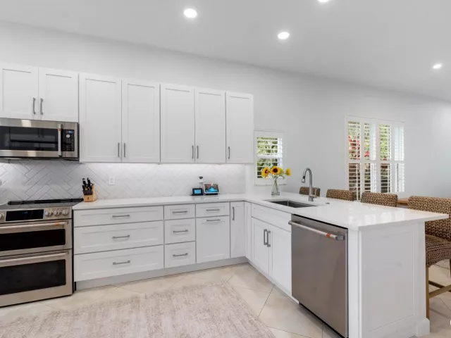 3-bedroom home for sale in West Palm Beach - 8170 Bob-O-Link Drive - MondialRealty