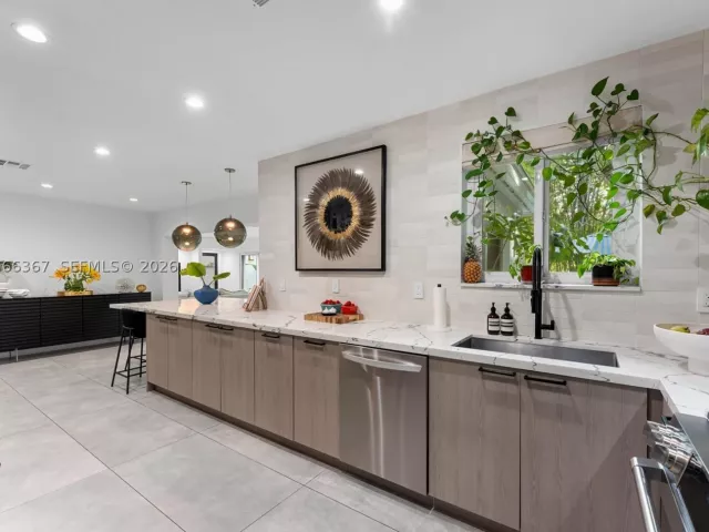 3-bedroom home for sale in Biscayne Park - 11400 Griffing Blvd - MondialRealty