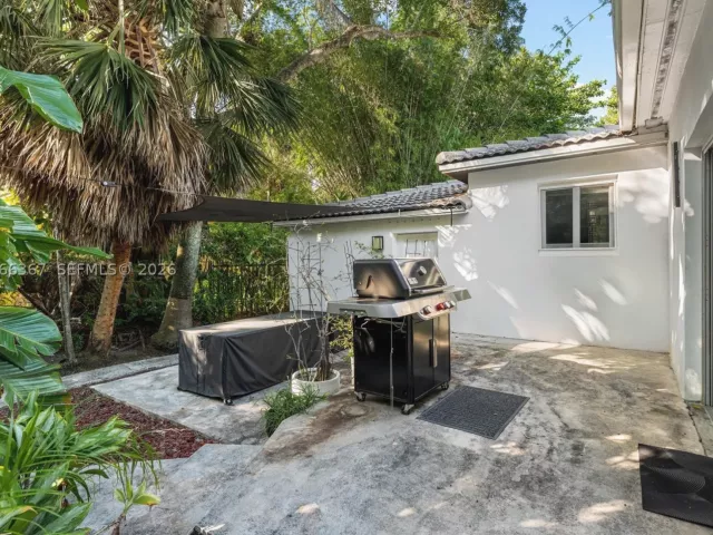 3-bedroom home for sale in Biscayne Park - 11400 Griffing Blvd - MondialRealty
