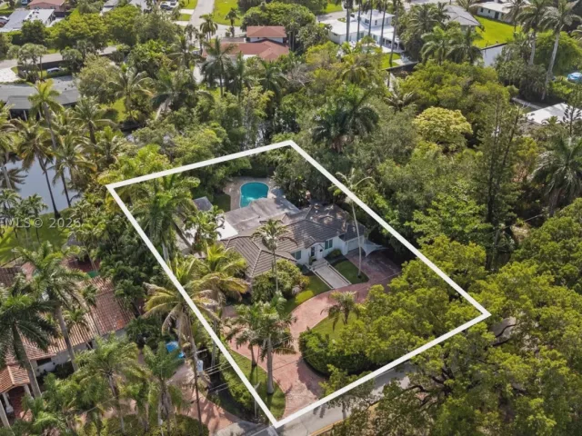 3-bedroom home for sale in Biscayne Park - 11400 Griffing Blvd - MondialRealty