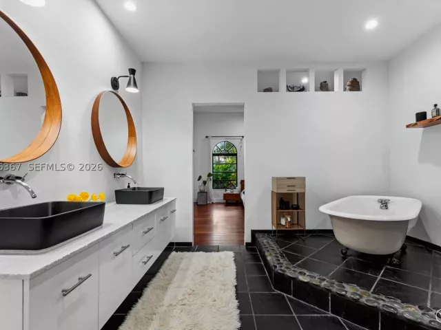 3-bedroom home for sale in Biscayne Park - 11400 Griffing Blvd - MondialRealty