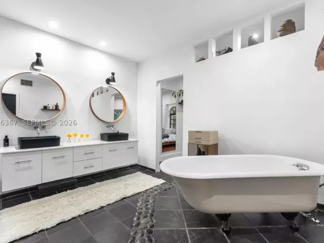 3-bedroom home for sale in Biscayne Park - 11400 Griffing Blvd - MondialRealty