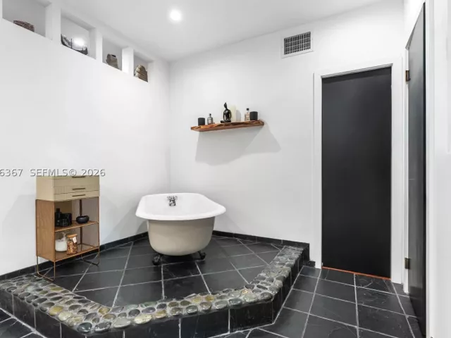 3-bedroom home for sale in Biscayne Park - 11400 Griffing Blvd - MondialRealty