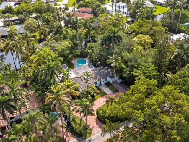3-bedroom home for sale in Biscayne Park - 11400 Griffing Blvd - MondialRealty