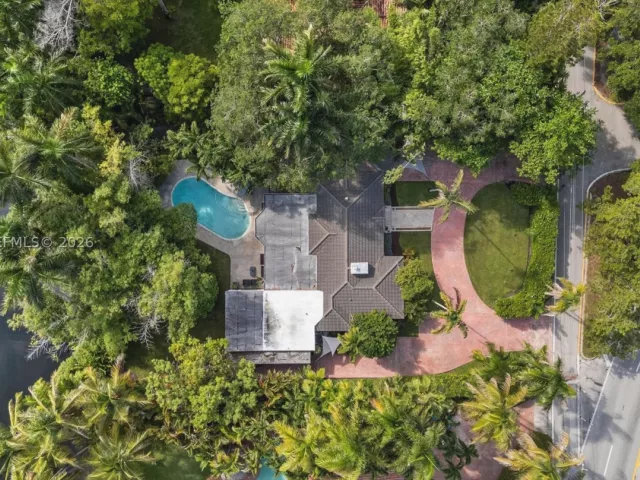 3-bedroom home for sale in Biscayne Park - 11400 Griffing Blvd - MondialRealty
