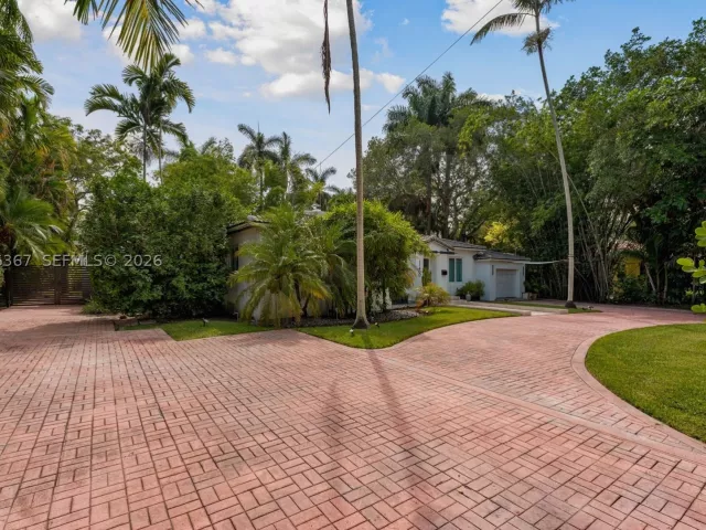 3-bedroom home for sale in Biscayne Park - 11400 Griffing Blvd - MondialRealty