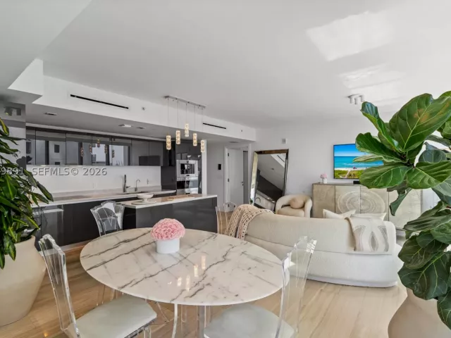 2-bedroom condo for sale in Miami - 1451 Brickell Ave 1103 - MondialRealty