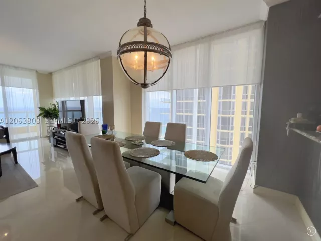 4-bedroom condo for sale in Sunny Isles Beach - 17875 Collins Ave 3206 - MondialRealty