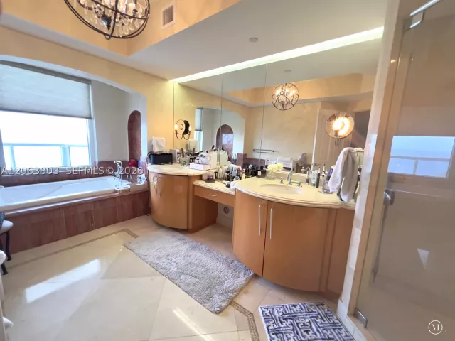4-bedroom condo for sale in Sunny Isles Beach - 17875 Collins Ave 3206 - MondialRealty