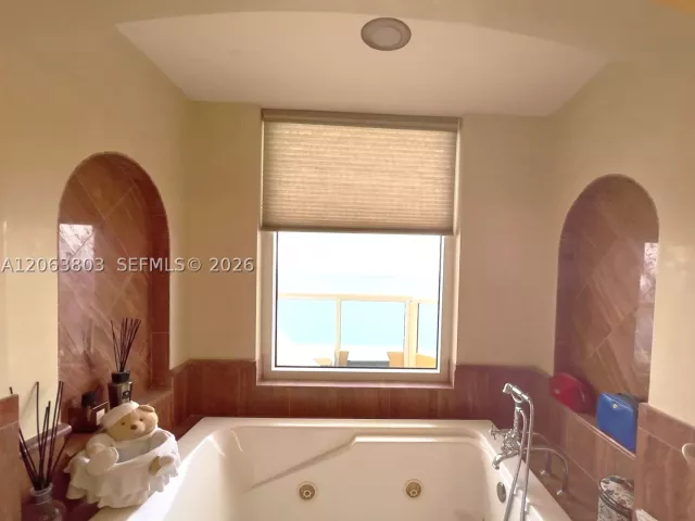 4-bedroom condo for sale in Sunny Isles Beach - 17875 Collins Ave 3206 - MondialRealty