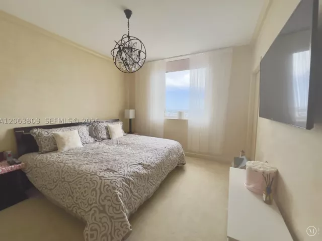 4-bedroom condo for sale in Sunny Isles Beach - 17875 Collins Ave 3206 - MondialRealty