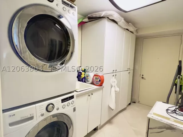 4-bedroom condo for sale in Sunny Isles Beach - 17875 Collins Ave 3206 - MondialRealty