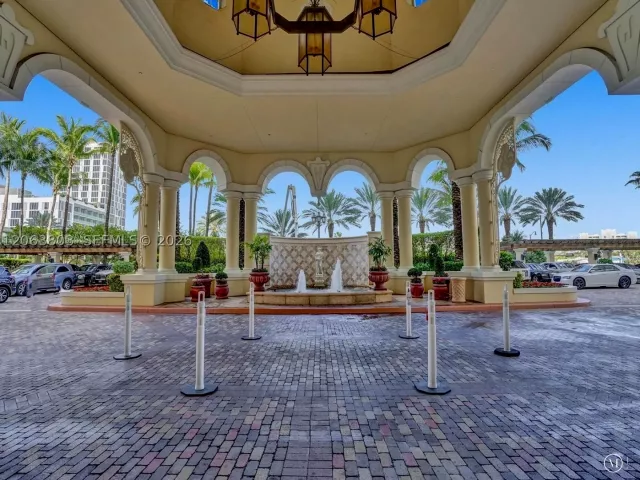 4-bedroom condo for sale in Sunny Isles Beach - 17875 Collins Ave 3206 - MondialRealty
