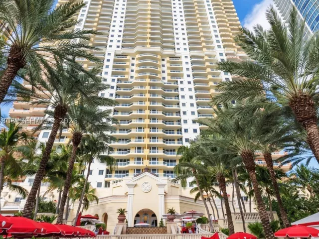 4-bedroom condo for sale in Sunny Isles Beach - 17875 Collins Ave 3206 - MondialRealty