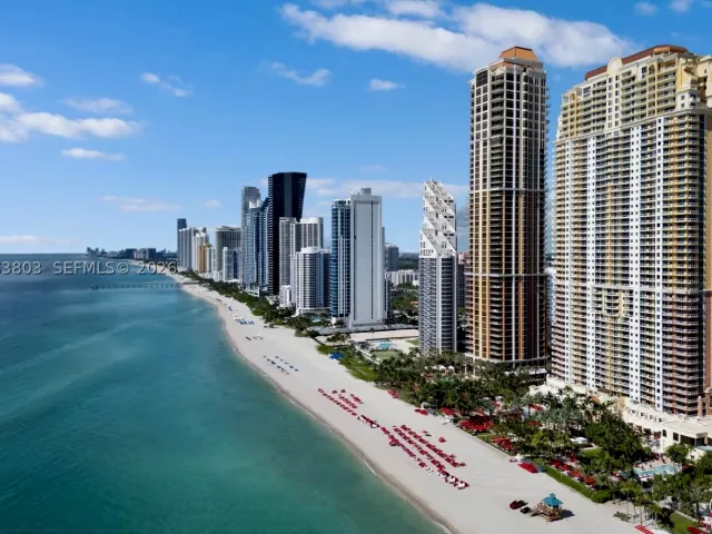 4-bedroom condo for sale in Sunny Isles Beach - 17875 Collins Ave 3206 - MondialRealty