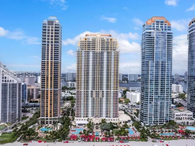 4-bedroom condo for sale in Sunny Isles Beach - 17875 Collins Ave 3206 - MondialRealty
