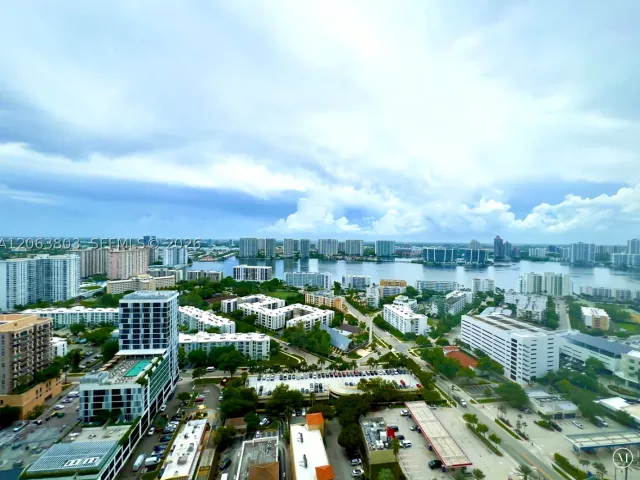 4-bedroom condo for sale in Sunny Isles Beach - 17875 Collins Ave 3206 - MondialRealty
