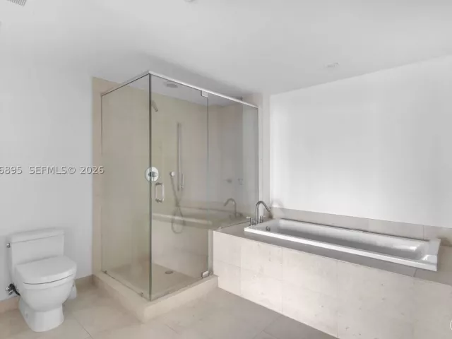 3-bedroom condo for rent in Miami - 495 Brickell Ave 3601 - MondialRealty