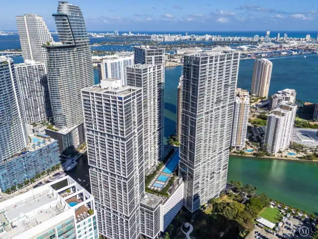 3-bedroom condo for rent in Miami - 495 Brickell Ave 3601 - MondialRealty