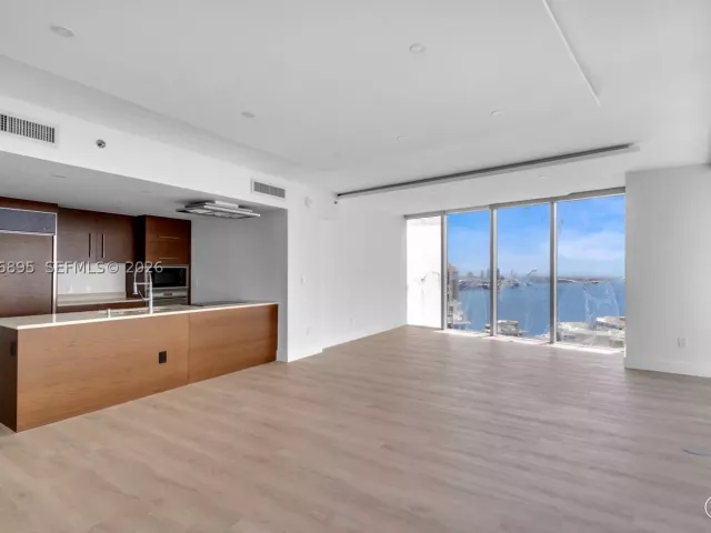 3-bedroom condo for rent in Miami - 495 Brickell Ave 3601 - MondialRealty