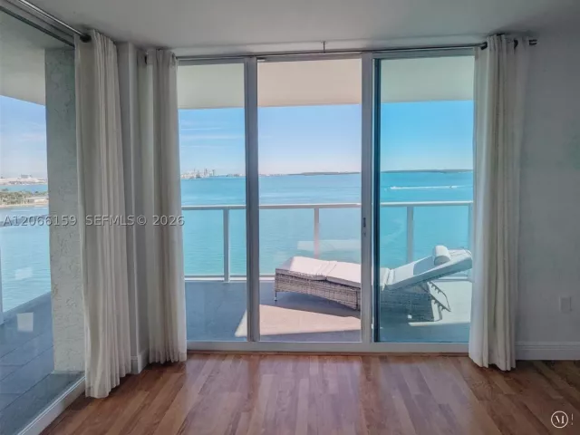 2-bedroom condo for rent in Miami - 1155 Brickell Bay Dr 910 - MondialRealty