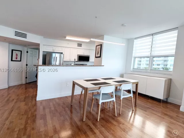 2-bedroom condo for rent in Miami - 1155 Brickell Bay Dr 910 - MondialRealty