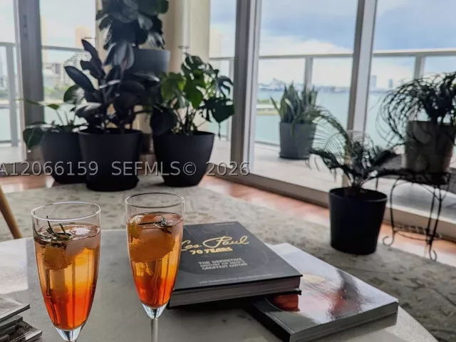 2-bedroom condo for rent in Miami - 1155 Brickell Bay Dr 910 - MondialRealty