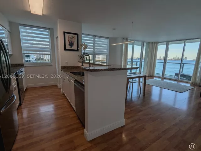 2-bedroom condo for rent in Miami - 1155 Brickell Bay Dr 910 - MondialRealty