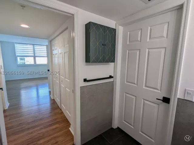 2-bedroom condo for rent in Miami - 1155 Brickell Bay Dr 910 - MondialRealty