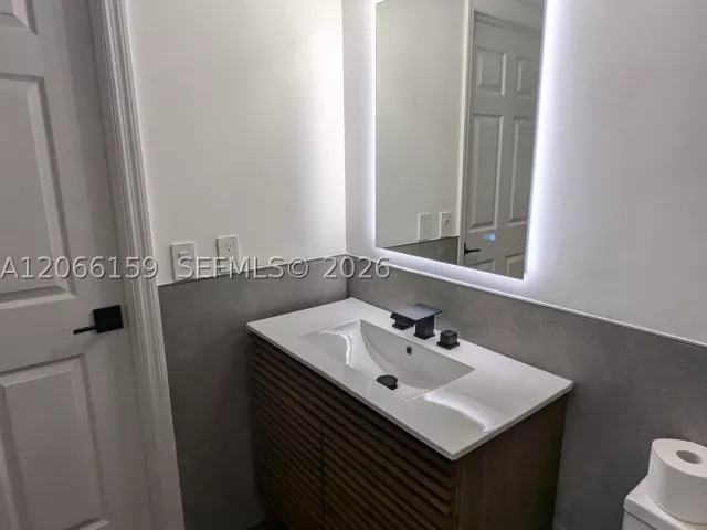 2-bedroom condo for rent in Miami - 1155 Brickell Bay Dr 910 - MondialRealty