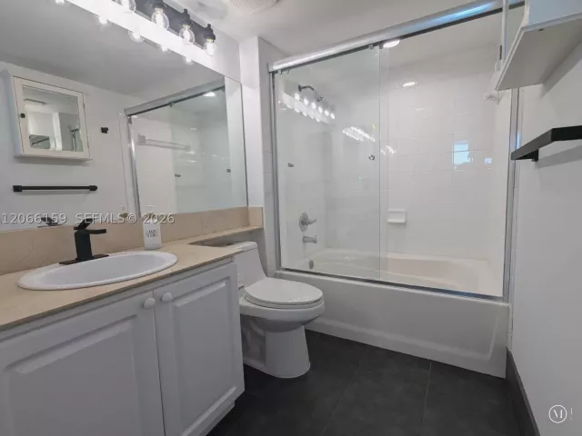 2-bedroom condo for rent in Miami - 1155 Brickell Bay Dr 910 - MondialRealty