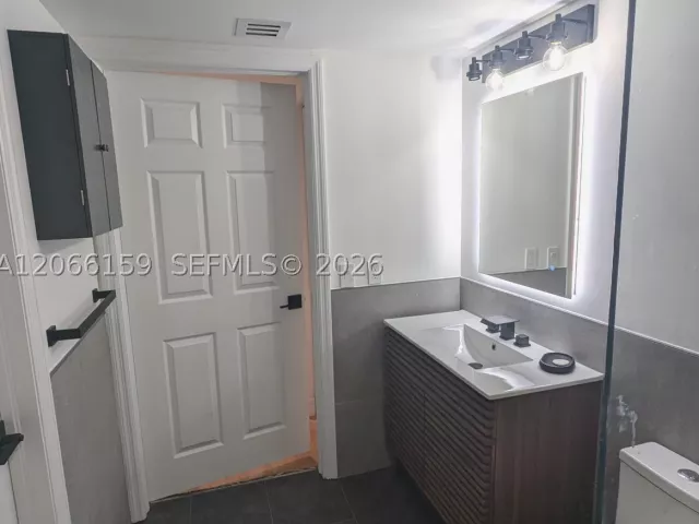 2-bedroom condo for rent in Miami - 1155 Brickell Bay Dr 910 - MondialRealty