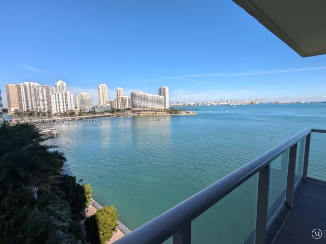 2-bedroom condo for rent in Miami - 1155 Brickell Bay Dr 910 - MondialRealty