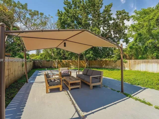 4-bedroom home for rent in Miami - 11080 Peachtree Dr - MondialRealty