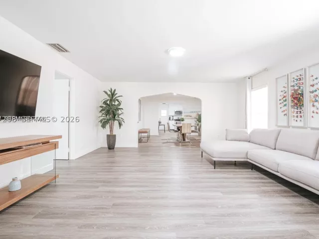 4-bedroom home for rent in Miami - 11080 Peachtree Dr - MondialRealty
