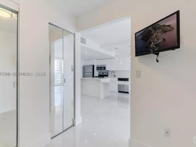 1-bedroom condo for rent in Miami Beach - 5701 Collins Ave 1611 - MondialRealty