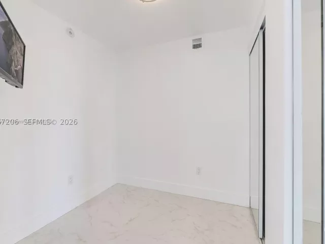 1-bedroom condo for rent in Miami Beach - 5701 Collins Ave 1611 - MondialRealty