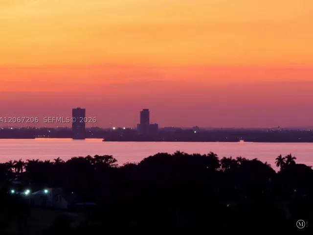 1-bedroom condo for rent in Miami Beach - 5701 Collins Ave 1611 - MondialRealty
