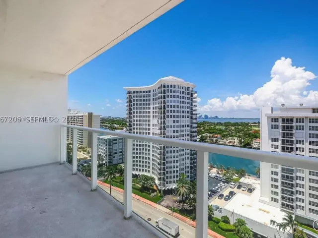 1-bedroom condo for rent in Miami Beach - 5701 Collins Ave 1611 - MondialRealty