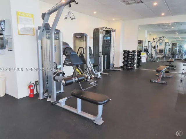 1-bedroom condo for rent in Miami Beach - 5701 Collins Ave 1611 - MondialRealty