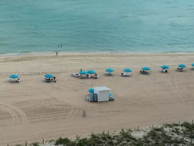 1-bedroom condo for rent in Miami Beach - 5701 Collins Ave 1611 - MondialRealty